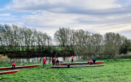 2019 Abrudern Boote am Fluss2